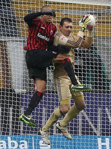 Nuremberg's Raphael Schaefer (R) and Frankfurt's Bamba Anderson fight for the ball in Frankfurt, February 9, 2013
